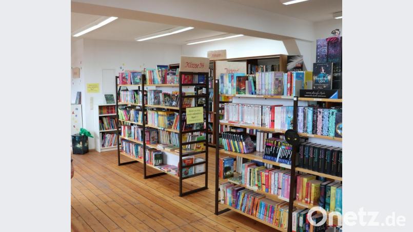 Der Blick in die gut gefüllten Regale in der hellen und farbenfrohen Bücherei lädt zum Schmökern und Ausleihen der Bücher ein. Bild: flt