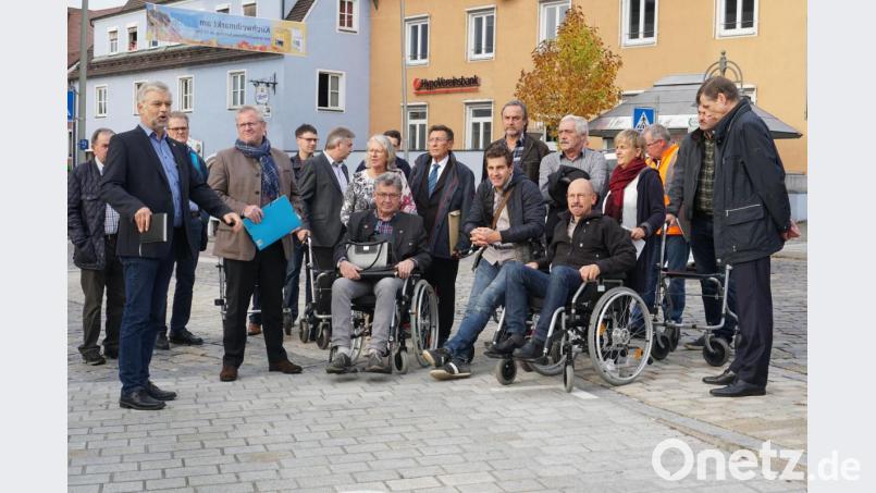 Roland Steher (links) sprach vor den Bauausschuss-Mitgliedern über die behindertengerechten Parkplätze auf dem Marktplatz. Bild: Christopher Dotzler