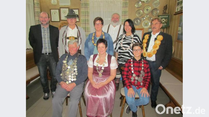 Die neuen Würdenträger der Riggauer Waldlustschützen stehen fest. Mit im Bild sind (von links) Schützenkönig Josef Liebl, Schützenliesl Angelika Schlicht und Jugendkönig Jonas Dümmelbeck sowie (hinten) zweiter Bürgermeister Max Schwärzer, Wurstkönig Berhard Geigenmüller, Susanne Schildbach (Zweite bei den Damen), Schützenmeister Markus Merkl, Britta Kastner (Dritte bei den Damen) und Semmelkönig Bernd Fischer. Bild: is