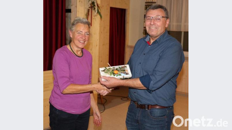 OGV-Vorsitzender Josef Häckl bedankt sich bei Annegret Hottner für den interessanten Vortrag. Bild: rpp