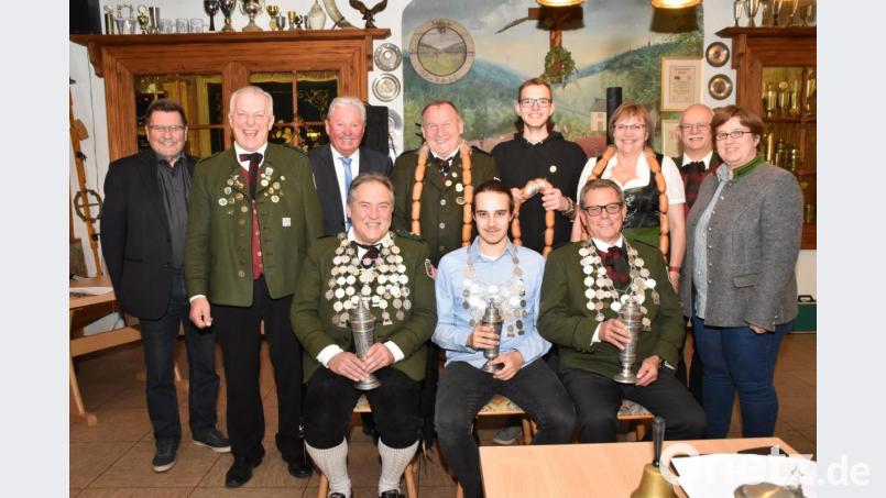 Die Schützenkönige (vorne), die Vizekönige (mit Wurstketten dahinter), Schützenmeister Alois Lukas (Zweiter von links) und die Ehrengäste feiern den Höhepunkt des Schützenjahrs. Bild: hcz