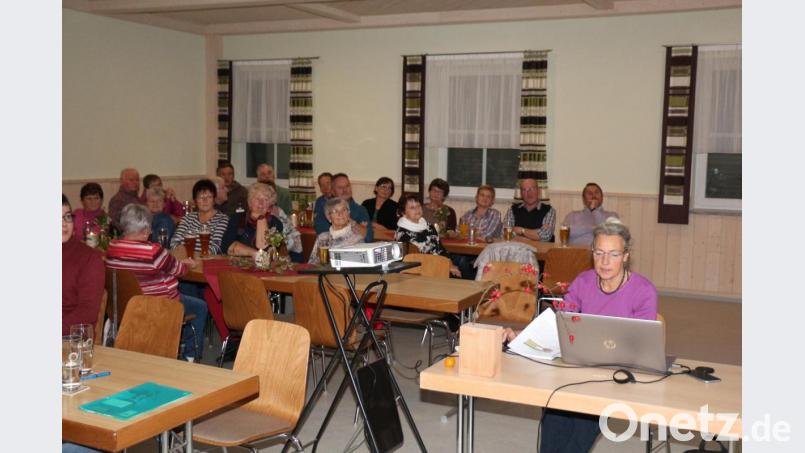 Annegret Hottner zeigt den interessierten Gästen die Vorteile samenfester Sorten. Bild: rpp