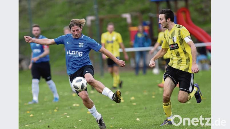 Es war ein torreiches Spiel zwischen der DJK Neustadt II und dem SV Altenstadt/WN, mit dem glücklicheren Ende für den SV. Das Bild zeigt eine Szene mit Tobias Schuller (links, SVA) gegen Marius Lang (DJK). Bild: af