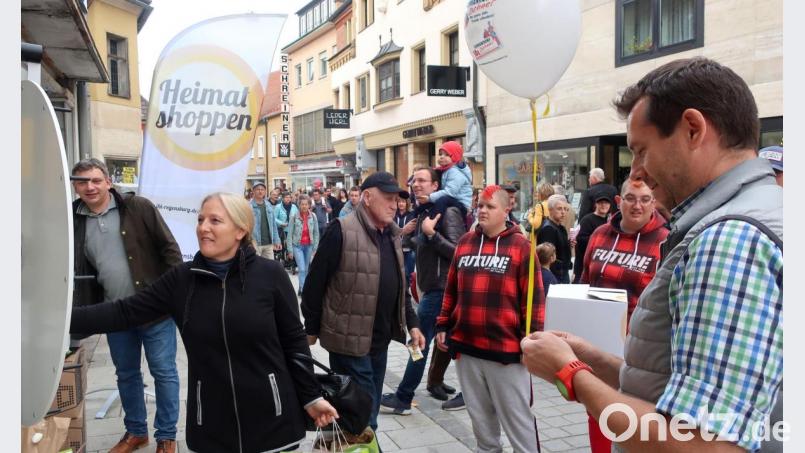 City-Manager Roland Kittel (rechts) und IHK-Geschäftsstellenleiter Manuel Lischka (links) ließen die Passanten am Glücksrad drehen und verteilten Geschenke. Bild: Hirsch