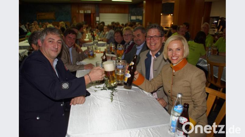 Mit Festleiter Michael Riedl (links) freuten sich auch Ehrenschirmherr Gerald Reiter (Zweiter von links), sowie Stefanie und Dr. Alois Plößl sowie Ehrenschirmherr Günther Holler (von rechts) über das Engagement vieler Freiwillger beim Jubiläum der Feuerwehr. Bild: mmj