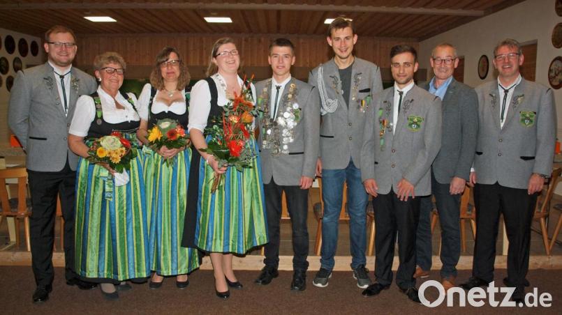 Stellvertretender Schützenmeister Thorsten Malotta und Bürgermeister Erwin Geitner (von rechts) gratulierten gemeinsam mit Schützenmeister Thomas Graf (links) den neuen Würdenträgern Schützenliesl Michaela Krämer und Schützenkönig Samuel Fritz (Vierter und Fünfter von links), den Zofen Erika Buchholz und Heidi Malotta sowie den Rittern Bastian Klever und Manfred Hiermann (ab Zweiter von links). Bild: sön