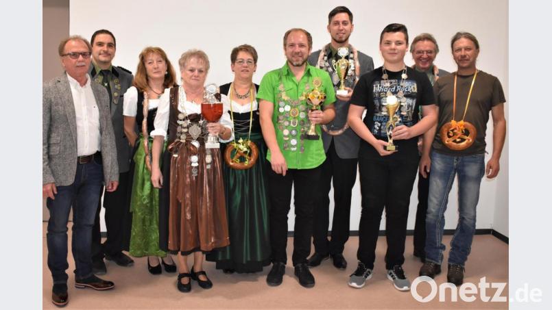 Dominik Kormann (Sechster von links) ist neuer Schützenkönig bei den Eichenlaub-Schützen. Norman Lehner (rechts daneben) darf sich nun Bogenkönig nennen und Hannes Dobmeier (Dritter von rechts) Jugendkönig. Gerlinde Friedrich (Vierte von links) trägt den Titel der Schützenliesl. Bild: rgr