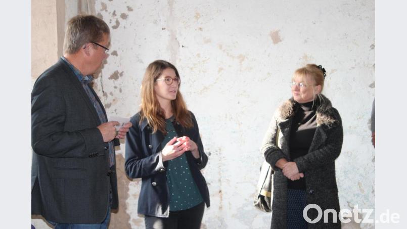 Archäologin Viviane Diederich und Dritter Bürgermeister Alfred Wolf sprechen mit Sabine Weigand (rechts) über das Projekt &quot;Ackerbürgerhaus&quot;. Bild: Susanne Forster