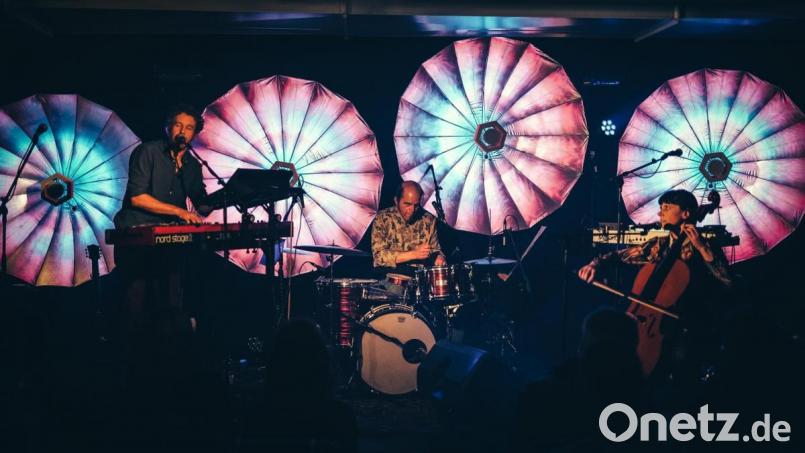 Keyboards, Schlagzeug, Cello? Gitarre, Schlagzeug, Piano? Oder Bass, Schlagzeug, Keyboards"? Nicht nur in Sachen Arrangement sind Mark Berube, Daniel Schröteler und Kristina Koropecki (von links) wandlungsfähig. Bild: exb/Sebastian Reiter