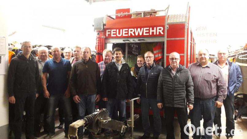 Eine Gruppe der Freien Wähler Konnersreuth um Vorsitzenden Max Bindl (Vierter von rechts) besichtigte das Gerätehaus der Feuerwehr Neudorf-Rosenbühl. Bild: Max Bindl/exb
