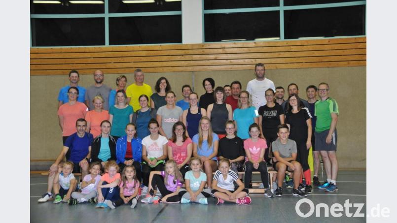 Wintersportgymnastik ist beim SV Kulmain wieder angesagt. Hinten links Abteilungsleiter Stefan Vetter. Bild: ak