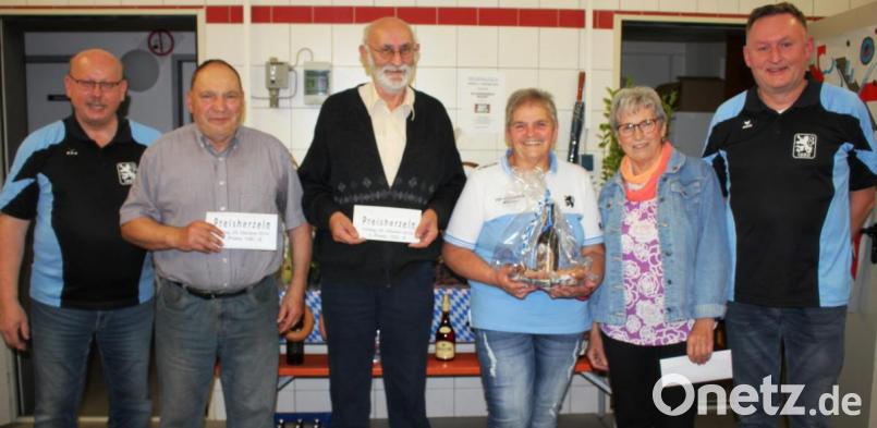 Die Preisverteilung (von links): Herbert Striegl (Vorsitzender der Löwenfreunde), Heinrich Schiffl, Helmut Gollwitzer, Maria Dürnhofer, Inge Dütsch und Jürgen Götz (Löwenfreunde) Bild: fvo