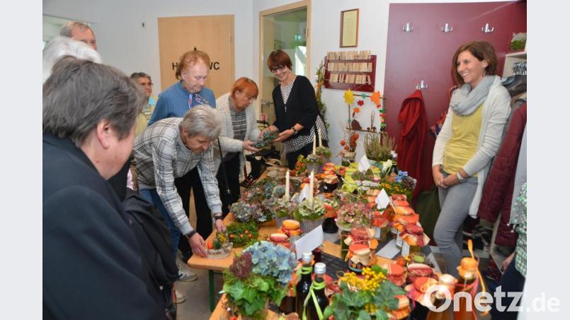 Alles was die Natur hergibt und noch vieles andere mehr haben die AWO-Damen für die Besucher am Herbstfest bereitgehalten. Bild: dob