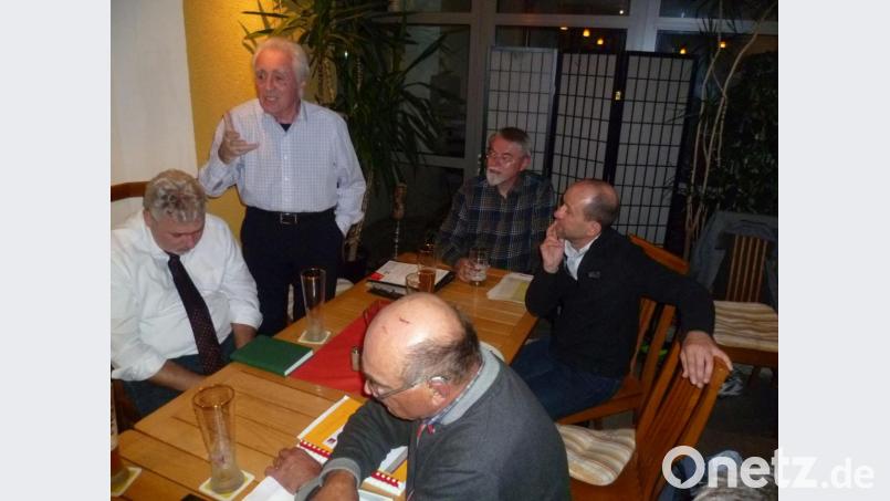 ACE-Vorsitzender des Kreisverbands Oberpfalz-West, Michael Ponsel (stehend), und ADFC-Vorsitzender Franz Gerl (vorne rechts) hatten bei einer Gemeinschaftsveranstaltung Wolfgang Babl von der Stadt Amberg (Mitte) als Referenten zu Gast. Bild: usc