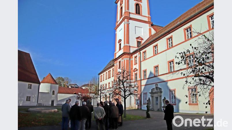 Die Heimatforscher unternehmen mit Kirchenführer Luitpold Dietl einen Rundgang durch die Klosteranlage. Bild: jma