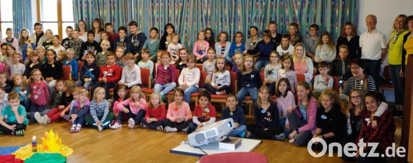 Vollbesetzt ist am Freitag das evangelische Gemeindehaus beim Auftakt der Kinder-Bibel-Woche, die auch von beiden Ortsgeistlichen begleitet wird. Bild: le