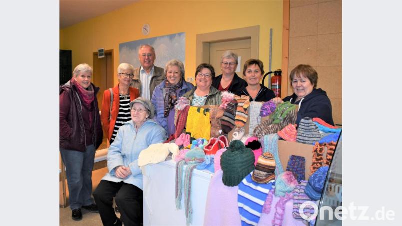 Der Strickkreis Süßenweiher übergibt 175 gestrickte Sachen an Monika Sebald (rechts), Leiterin des Bürgerladens Grafenwöhr. Sie und der Vorsitzende des Bürgervereins Grafenwöhr-Eschenbach-Pressath, Helmut Wächter, bedanken sich dafür. Bild: rgr