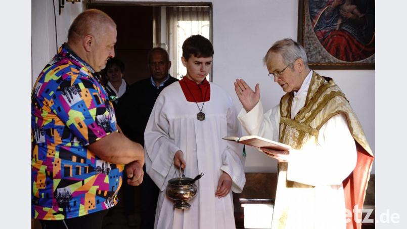 Mit Gottes Segen startete Günther Kuhbandner (links) am 26. Mai zu seiner Pilgerreise. Am Samstag zeigt er Bilder von der langen Fahrt nach Spanien. Bild: bkr