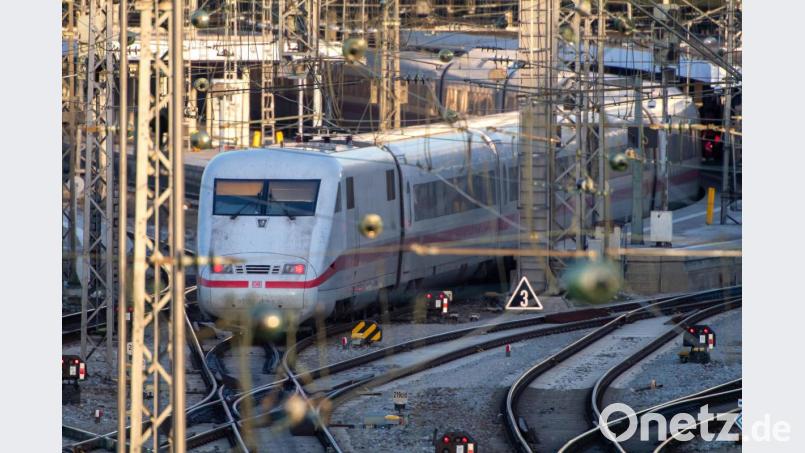 Die Deutsche Bahn hat am Hauptbahnhof in München nicht alle Uhren auf die Normalzeit zurückgestellt. Bild: Peter Kneffel