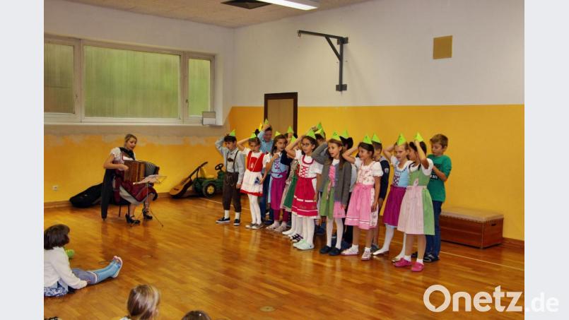 „Mei Huat, der hat drei Ecken“, singen die Schüler. Auf der Diatonischen begleitet sie Lehrerin Susanne Koch. Bild: ds
