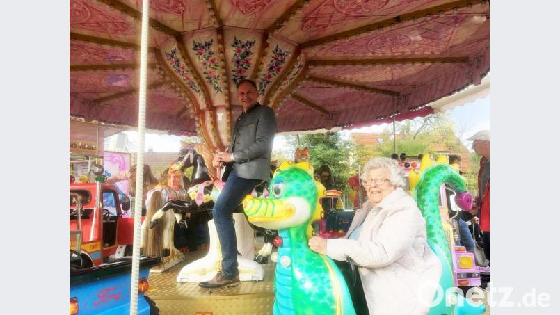 Resi Lang (vorne) hatte ihren Spaß mit Richard Kammerer (hinten) im Kinderkarussell. Der Bürgermeister löste sein Versprechen ein, dass er wieder Kirchweihstände nach Mantel bringt, und dann mit Resi Karussell fährt. Eigentlich wäre Resi eine Schiffschaukel lieber gewesen, aber die gab es leider nicht am Festplatz. Bild: sei