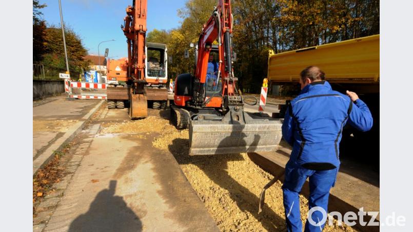 Auf der Zielgerade befindet sich die Baustelle der Stadtwerke in der Sulzbacher Straße. Bis der Verkehrt aber wieder störungsfrei rollen kann, werden noch zusätzlich 14 Tage ins Land ziehen. Bild: Stephan Huber