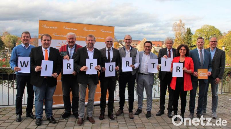 Mandatsträger und -bewerber der Freien Wähler aus der Region kamen in Kemnath mit den beiden FW-Landtagsabgeordneten Fabian Mehring (Fünfter von links) und Tobias Gotthardt (Fünfter von rechts) zusammen: Dabei waren (von links) Christian Baumann (Kemnath), Dominik Kugler (Kastl), Eberhard Besold (Immenreuth), Hermann Schraml (Kemnath), Ely Eibisch (Kemnath), Landrat Wolfgang Lippert, Michaela Härtl (Waldershof), Thomas Riedl (Eschenbach) sowie Bernhard Pscheidt (Altenstadt an der Waldnaab). Bild: stg