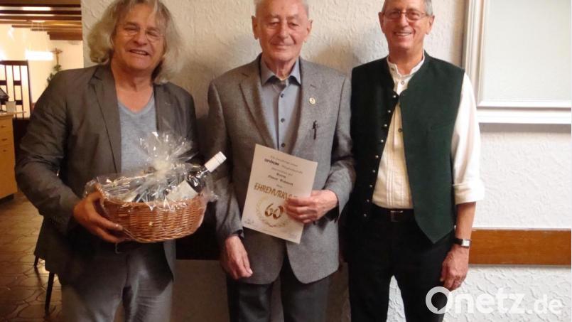 Bernhard Hübl (links) und Hans Seigner (rechts) überreichten Elmar Heimerl die Goldene Ehrennadel mit Urkunde für 60 Jahre Mitgliedschaft. Bild: ksi
