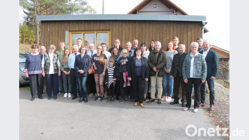 Josef "Rico" Bauer (mit Enkelin im Arm) genießt die Feier zum 70. Geburtstag. Bild: pi