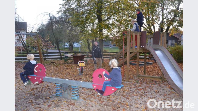Die Frauenrichter befürchten Risiko für ihre Kinder durch Raser und erhöhtes Verkehrsaufkommen, sollte eine Ampellösung an der Ausfahrt der A 93 kommen. Bild: Kunz