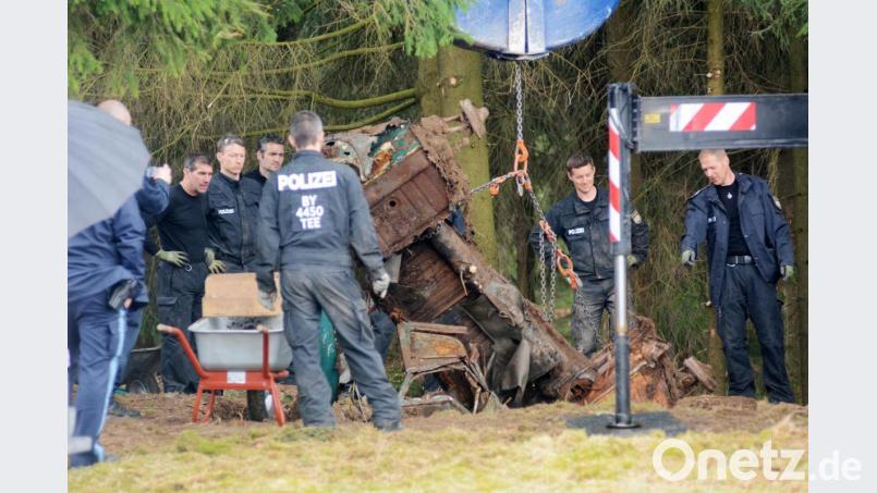 Links: Die Suche beginnt im April mit Grabungen bei Waldkirch. Die Polizei findet: einen VW Käfer. Nur hat der nichts mit der Vermissten zu tun. Bild: Gabi Schönberger