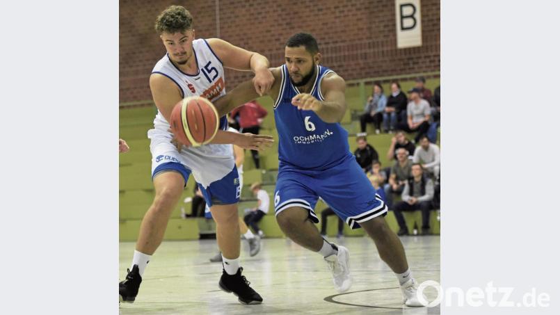 Philipp Wagner (links) steuerte 13 Punkte zum Sieg der Weidener Hamm Baskets bei. Bild: Büttner, Gerhard