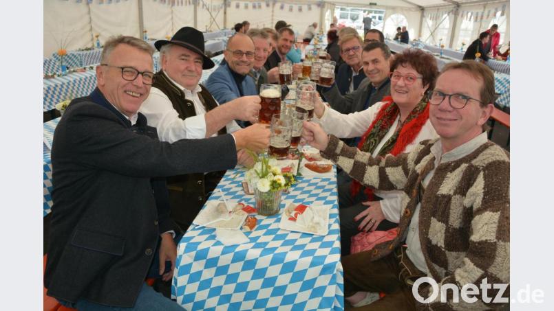 Stießen auf ein tolles Gleißner-Oktoberfest am Kirchweihsonntag in Tirschenreuth an. Mit dabei waren Bürgermeister Franz Stahl und sein Stellvertreter Peter Gold (von links), sowie (von rechts) Prokurist Wolfgang Horn und Inhaberin Liselotte Kulzer nebst zahlreichen Stadträten. Bild: jr