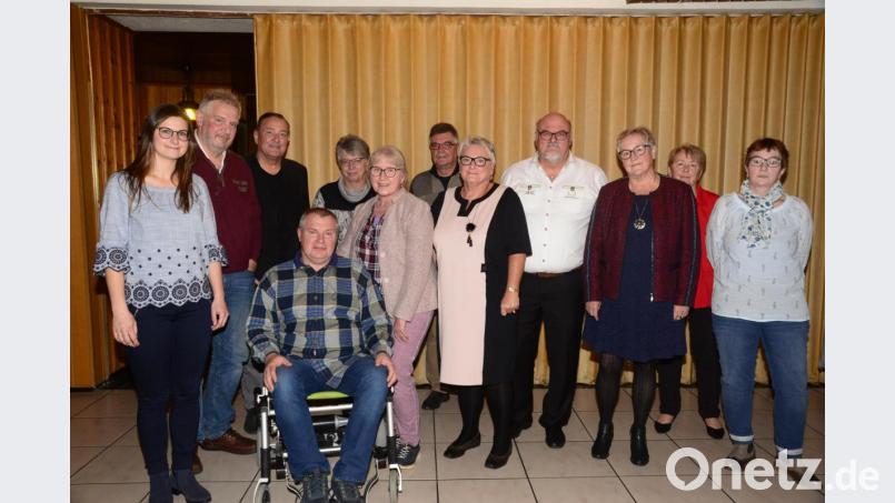 Quirin Gierisch (sitzend) wird in der Jahreshauptversammlung des VdK Neustadt als Vorsitzender bestätigt. Stellvertreterin ist Brigitte Ramming, Schriftführerin Elisabeth Guldner, Kassier Dieter Hannes, Frauenbeauftragte Beate Götz, Jugendbeauftragte Claudia Beer (rechts, neben dem Vorsitzenden). Die Beisitzer (hinten) ergänzen die Führungsriege. Zur Wahl gratuliert Kreisgeschäftsführerin Sarah Klos (links). Bild: bey