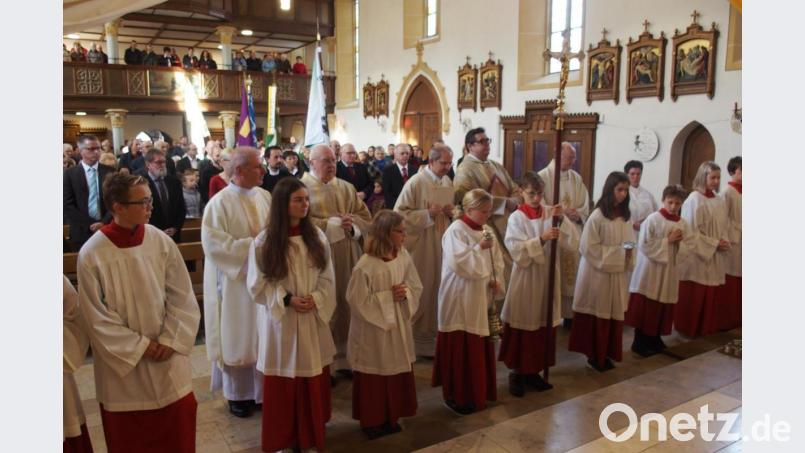Viele Gläubige aus den Pfarreien Hirschau und Ehenfeld nehmen an der Installation von Pfarrer Johann Hofmann in der Hirschauer Pfarrkirche teil. Bild: fdl