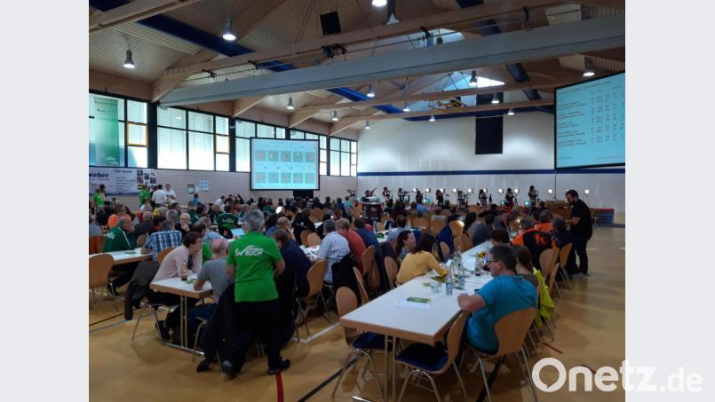 In der Turnhalle von Buch sorgten wieder viele mitgereiste Fans und Zuschauer für ausreichend Unterstützung und Stimmung bei den Wettkämpfen. Bild: rwo