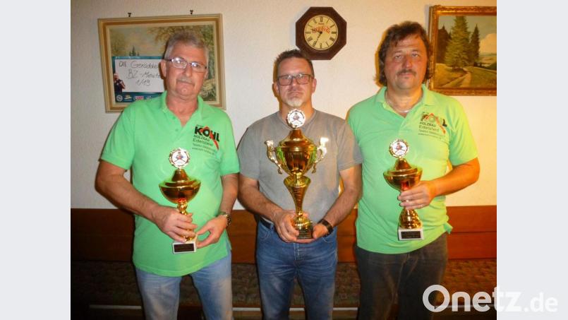 Die Sieger des Schnupfschießens freuen sich über ihre Pokale (von links): Josef Schirbl, Manfred Rauscher, Josef Fellner. Bild: bk