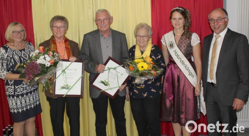 Die geehrten Mitglieder Hannelore Geisler (Zweite von links) und Josef Schaller (Dritter von links) mit stellvertretender Kreisvorsitzender Rita Rosner (links), Holunderkönigin Sandra Neubeck und Kreisvorsitzendem Albert Nickl (rechts= Bild: Schönberger, Ferdinand [fsb]