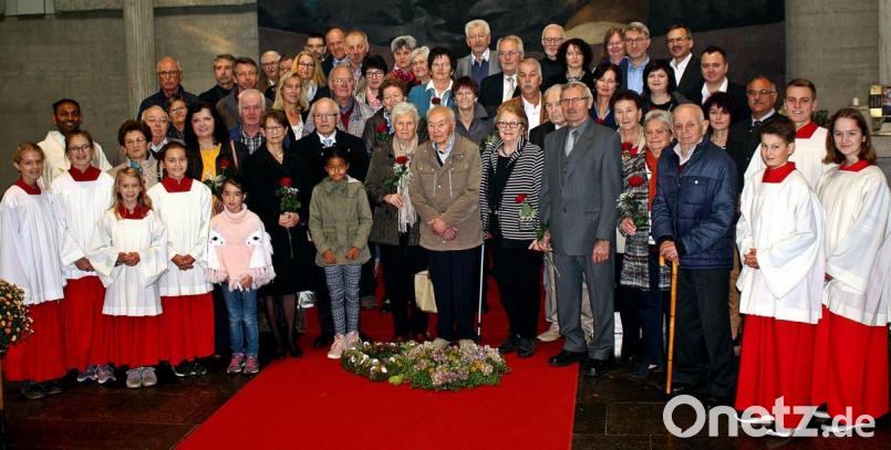 Alle Paare versammelten sich an den Stufen des Altares. Bild: zer
