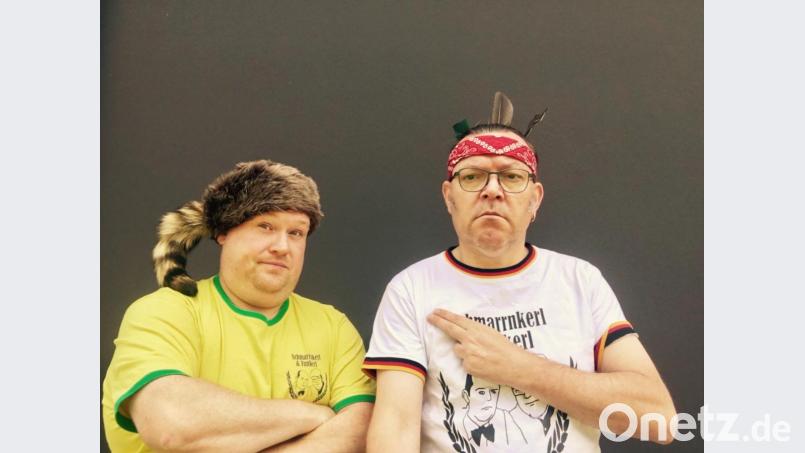 Den passenden Kopfschmuck haben sie schon auf: Schmarrnkerl und Funkerl lesen in Schmidmühlen aus Eugen Okers &quot;Winnetou in Bayern&quot;. Bild: exb