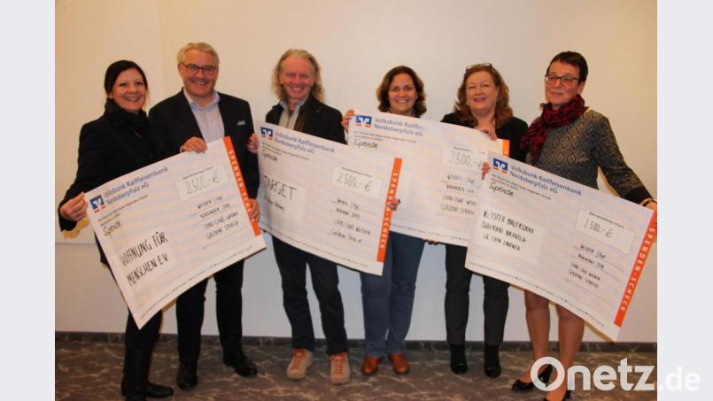 Vollbepackt mit riesigen Schecks sind (von links) Lisa Schöner, Thomas Ebnet, Hubert Schober, Joanna Ostaszewska, Lions Präsidentin Andrea Schubert und Petra Helgert. Bild: exb