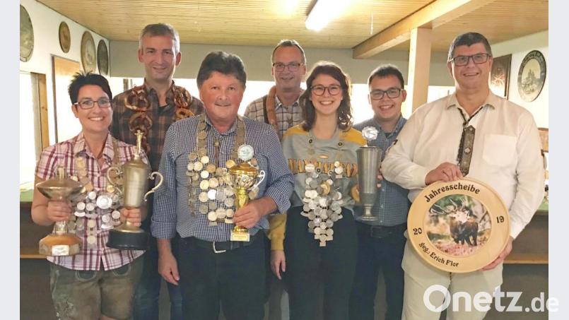 An Maria Hösl, Harald Häupler und Magdalena Hettler (vorne, von links) gehen die begehrten Königstitel. In den Blickpunkt rücken bei der Schützengilde Einigkeit darüber hinaus eine Reihe weiterer Wettbewerbe. Bild: nm