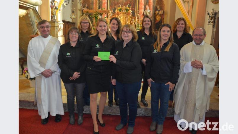 Mit 250 Euro gratulierte der KLB-Kreisverband der Ortsgruppe Beidl/Stein zu ihrem 40-jährigen Bestehen. Kreisvorstandsmitglied Sandra Zölch (Fünfter von rechts) überreichte das Geld an Vorsitzende Lucia Ziegler (Vierte von links). Mit im Bild das weitere Vorstandsteam aus Beidl/Stein, sowie Pfarrer Thomas Thiermann (rechts) und Diakon Egon Giehl (links). Bild: jr