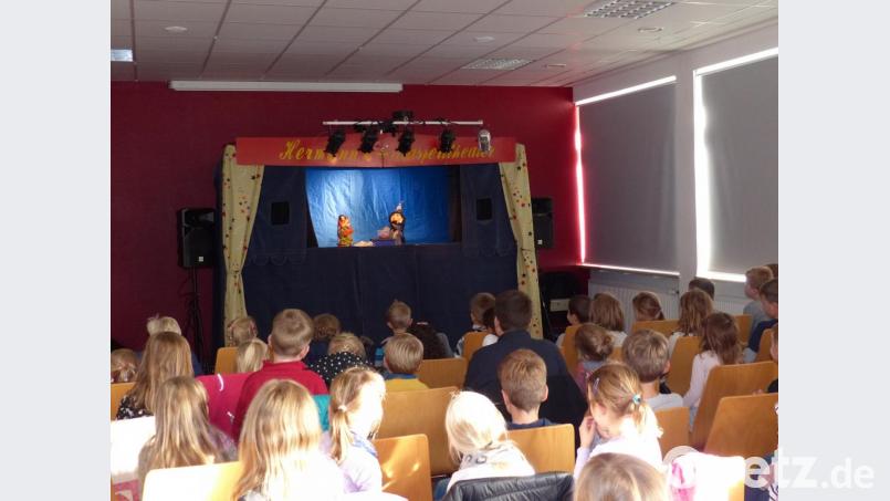 Gespannt blicken die Kinder in Richtung Bühne. Bild: hme