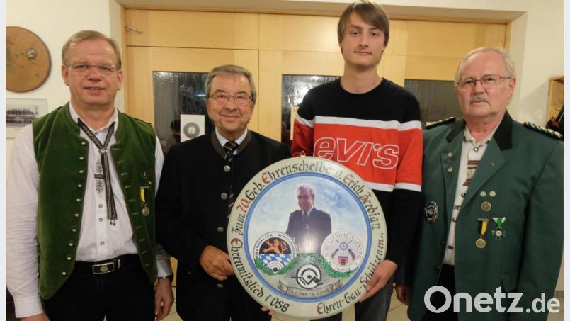 Im Beisein von Gausportleiter Klaus Ketzeler (links) und Gauschützenmeister Johann Dirrigl (rechts) präsentiert Erich Zerbian (Zweiter von links) die einmalig ausgeschossene Ehrenscheibe. Sie gewann Sebastian Schmidbauer. Bild: ohr