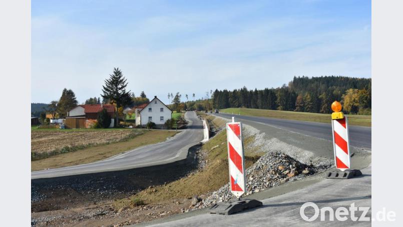 Anwohner von Aschen- und Eppenhof profitieren seit zwei Wochen von asphaltierten Straßen. Die neuen Gemeindeverbindungsstraßen verlaufen parallel zur oder neben der Bundesstraße. Bild: lue