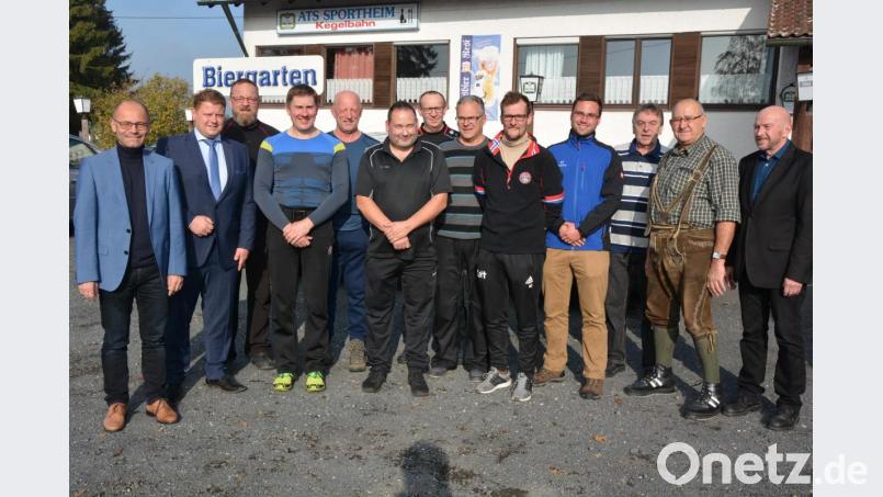Mit einem hochkarätig besetzten Eisstockturnier eröffnete am Samstag der ATS Mitterteich die Saison in der Eissporthalle. Im Bild die neun Mannschaftsführer, deren Teams Geldpreise erzielten, zusammen mit (von links) Landrat-Stellvertreter Alfred Scheidler und Zweitem Bürgermeister Stefan Grillmeier sowie Stadtsportverbandsvorsitzendem Peter Haibach (rechts) und Schiedsrichter Reinhard Jäger (Dritter von rechts). Bild: jr
