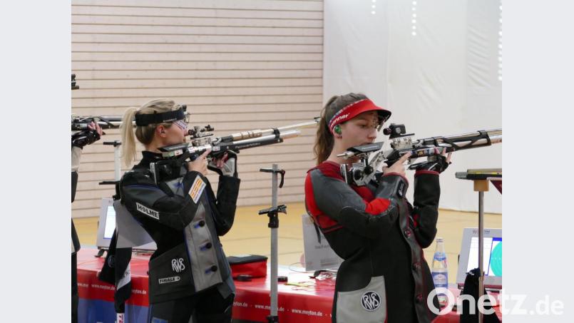 Maria Kausler (rechts) sorgte im Stechen gegen Julia Bauer mit einer 10,6 beim vierten Stechschuss für die Entscheidung zu Gunsten ihres Teams. Bild: rwo