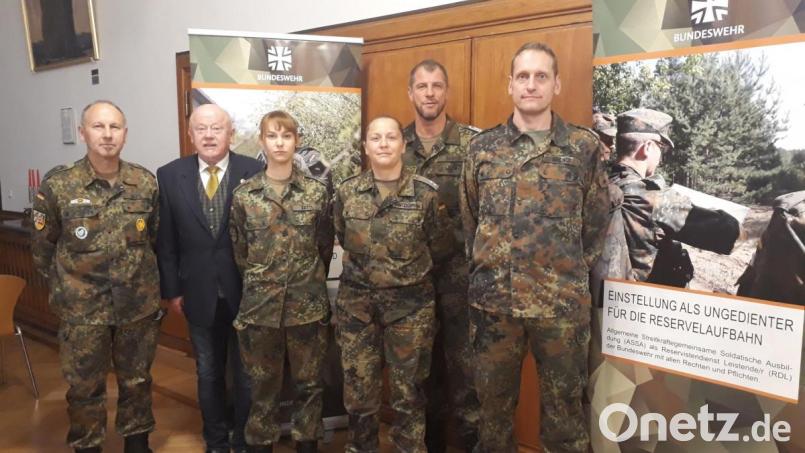 Über den Seiteneinstieg als Reservist informieren (von links) Kreisvorsitzender Manfred Zettl, Organisationsleiter Günter Bogner, Jäger der Reserve Lisa Zettl, Oberleutnant Melanie Hantzschmann, Stabsfeldwebel Huberth Rosner und Oberstleutnant Thomas Arndt.