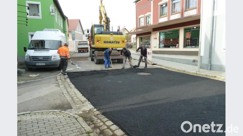 Ausbesserungsarbeiten in der Nabburger Straße waren der Grund für eine erneute Absperrung in der Altstadt. Ab Mittwoch soll es damit aber für heuer vorbei sein. Bild: Portner